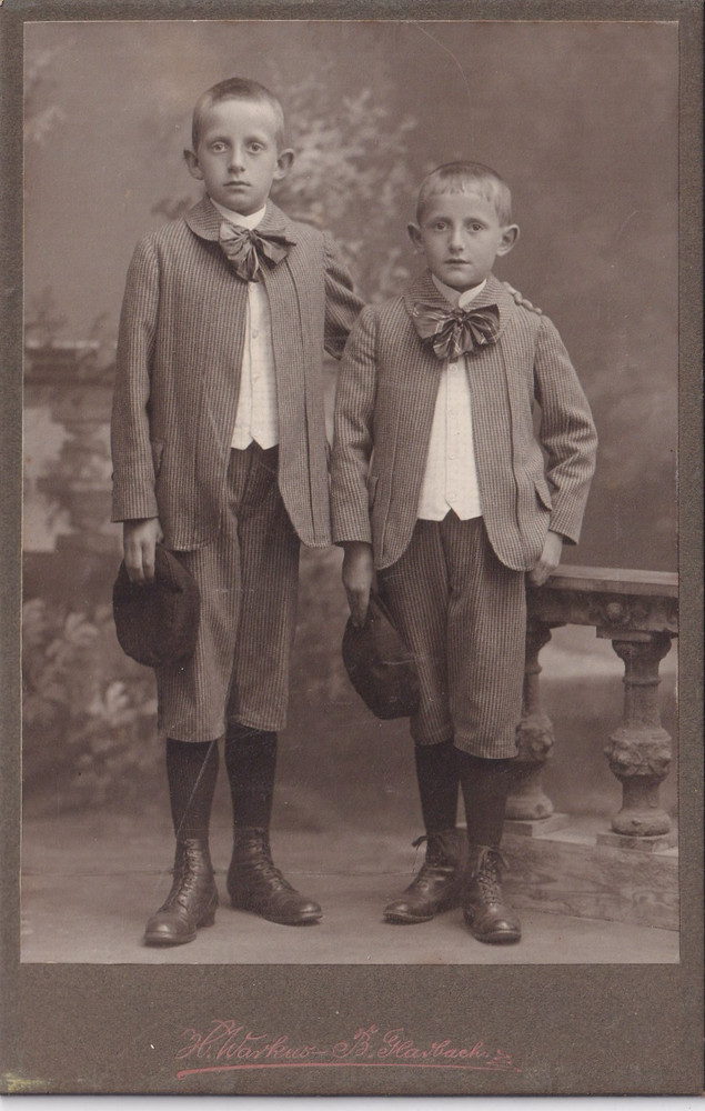 Warkus KAB – 2 boys in the same robe – Bergisch Gladbach around 1910
