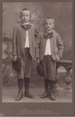 Warkus KAB – 2 boys in the same robe – Bergisch Gladbach around 1910