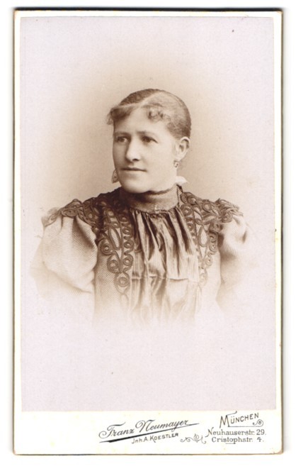 Photography Franz Neumayer, Munich, Neuhauserstr. 29, Portrait Lady in Embroidered