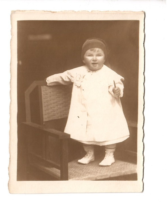13292 – Photo * Little Girl Standing on Chair * Ben. Annegret Hage circa 1915