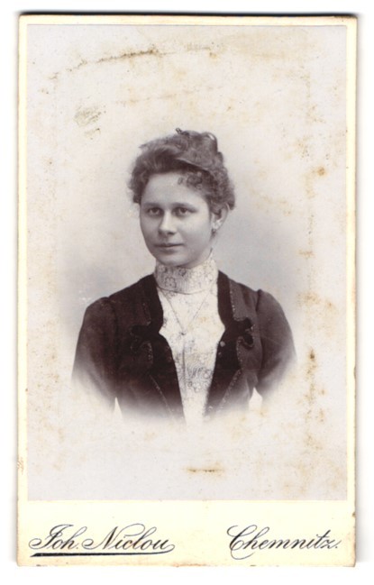 Photograph Joh. Niclou, Chemnitz, König Str. 3 & 5, handsome young woman mi