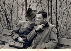 Photograph 2x Lovers Couple on Park Bench Fashion 1940s WW2 (K1056)