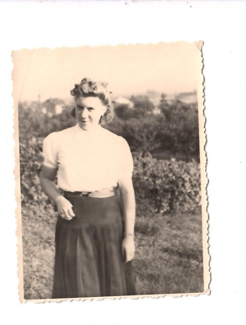 13990- Photo * Lady in the Vineyards * 1943