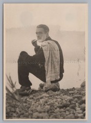 Seeon 1949 – Man Shaving at Lake – Vintage Photo 1940s