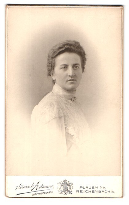 Photograph Heinrich Astmann, Plauen I. V., Bahnhofstr. 27, woman in white blouse