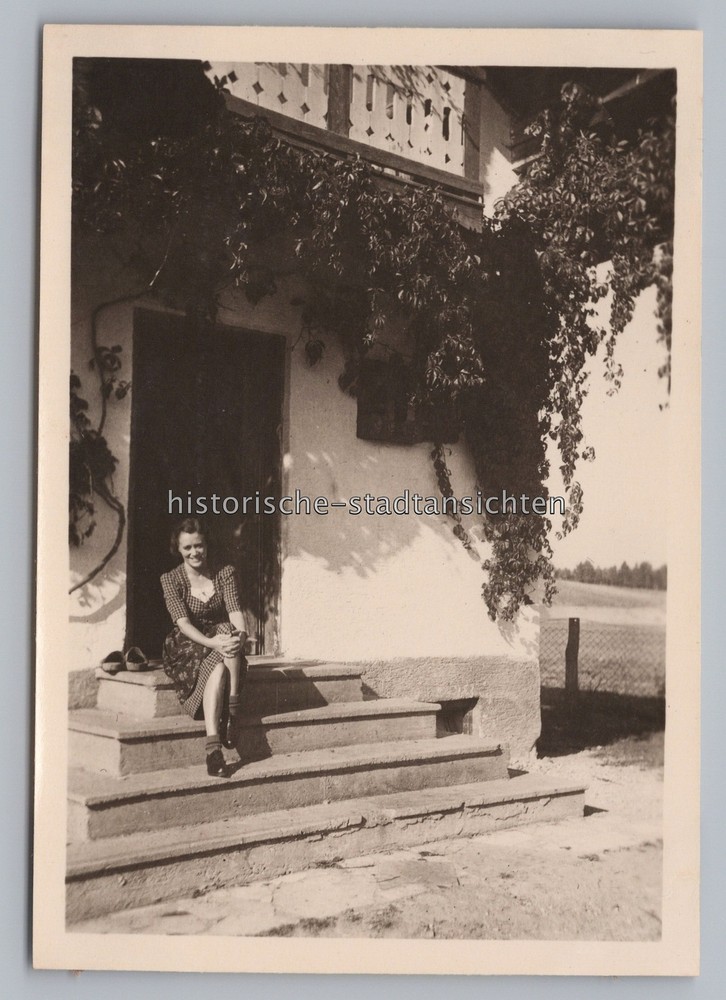 Amerang 1947 – Young Woman in Front of Villa Eisner – Vintage Photo 1940s