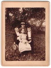 Photograph Bodenmais, Martin and his siblings in 1902