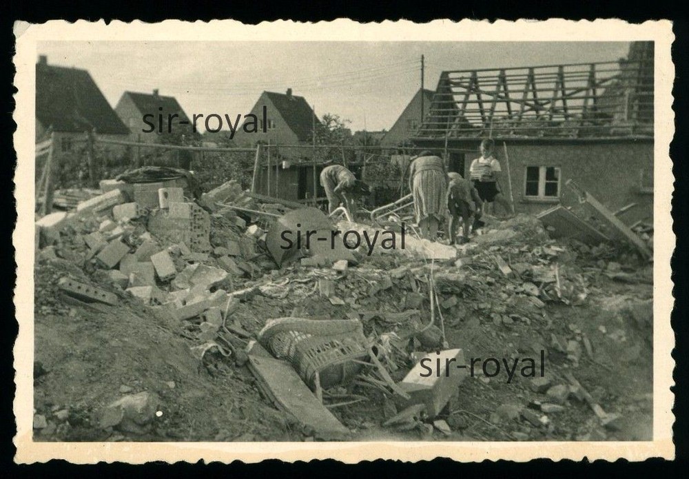house after explosion? – Family Searched Debris – 1940s – Photo 9x6cm