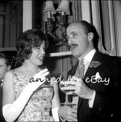 RICH PEOPLE DRINKING AT A PARY GENT IN MONOCLE SOCIAL HISTORY – 1 NEGATIVE 1950s