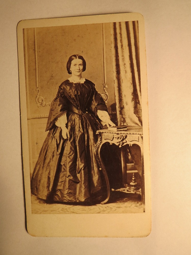 Hamelin – 1866-69 – Emma Steuber as a woman in crinoline – backdrop / CDV
