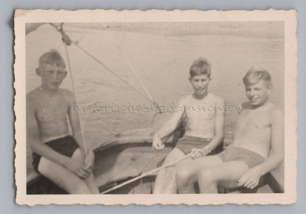 Lühesand Hamburg 1940 – 3 boys sailing – old photo