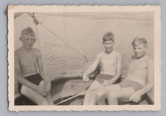 Lühesand Hamburg 1940 – 3 boys sailing – old photo