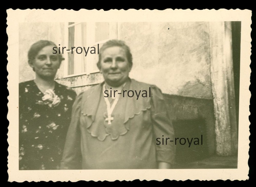 Lauban Silesia 1940 – Two Women in Front of the House – Luban Poland – Photo 9x6cm