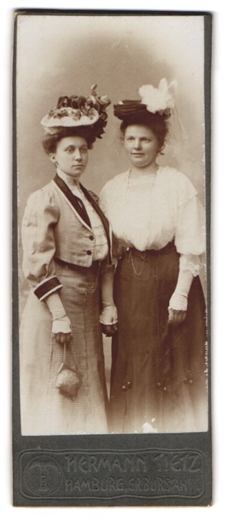 Photograph Hermann Tietz, Hamburg, size Burstah 12-14, two ladies in fashionable K