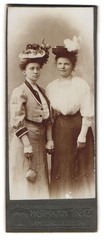 Photograph Hermann Tietz, Hamburg, size Burstah 12-14, two ladies in fashionable K