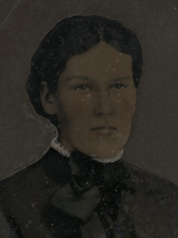 FOLK ART TINTYPE WOMAN WITH CRUCIFIX. TINTED, FULL PLATE.