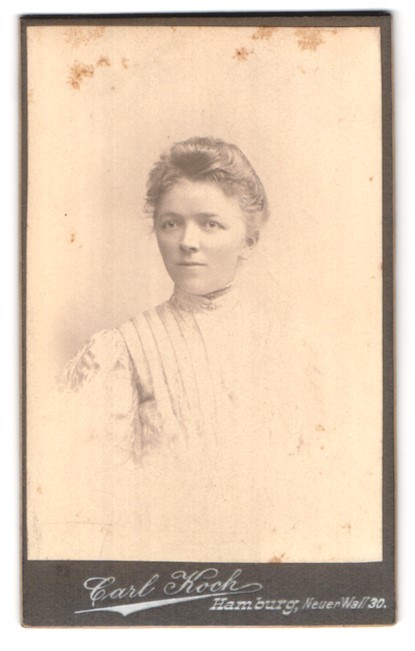 Photograph Carl Koch, Hamburg, Neuerwall 30, portrait young lady in fashionable K