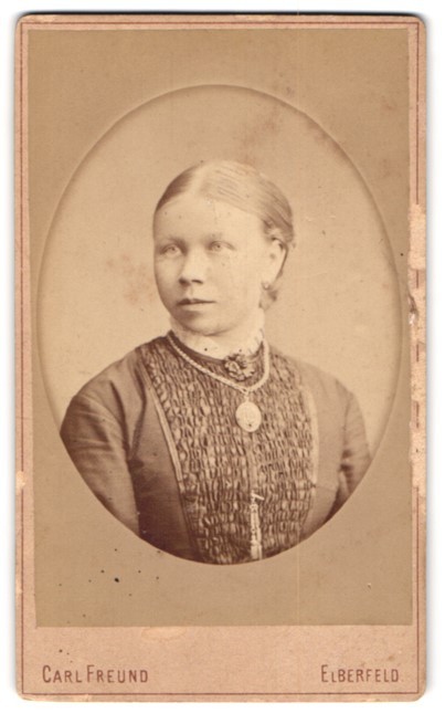 Photograph Carl Freund, Elberfeld, Hofauerstrasse 80, portrait young lady with K