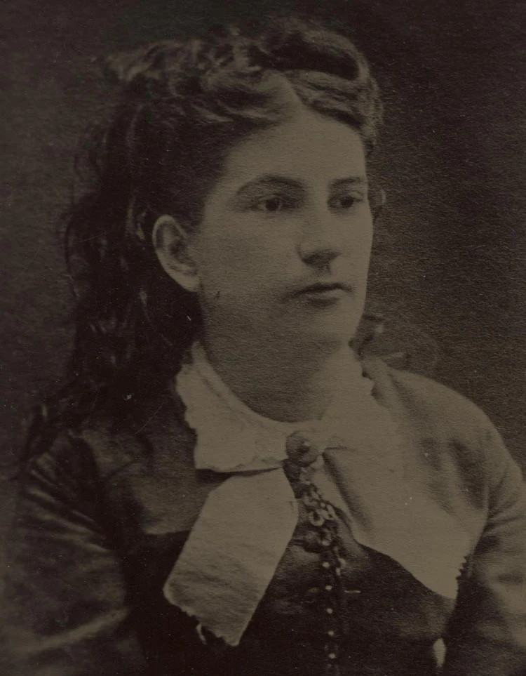 TINTYPE PORTRAIT YOUNG WOMAN. FULL PLATE.