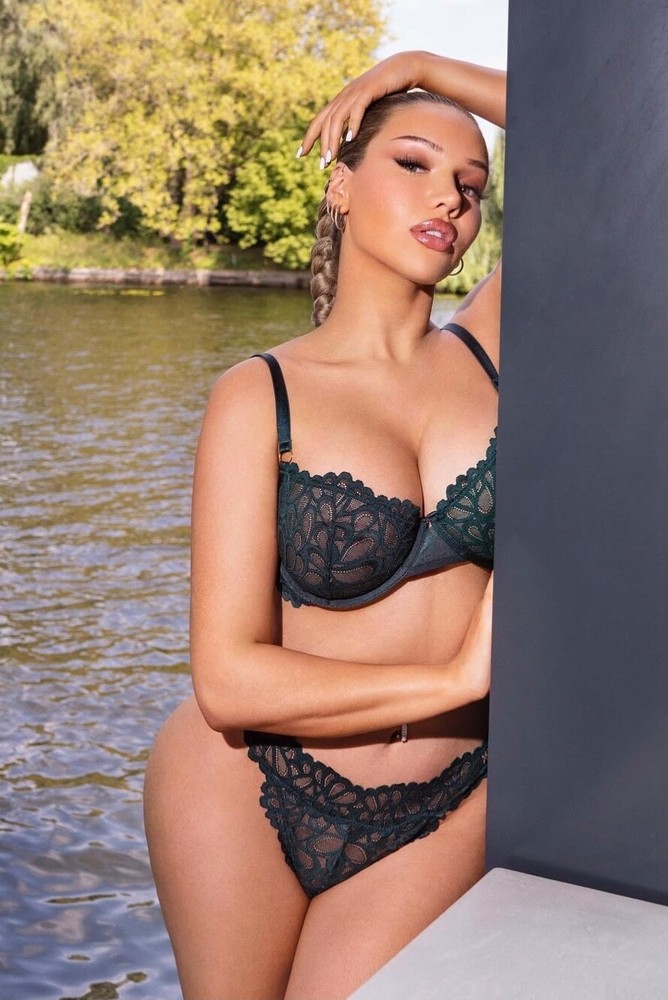PHOTO NO. 29 – SHIRIN DAVID – GLOSSY FINISH – SIZE: 15X10CM – NEW