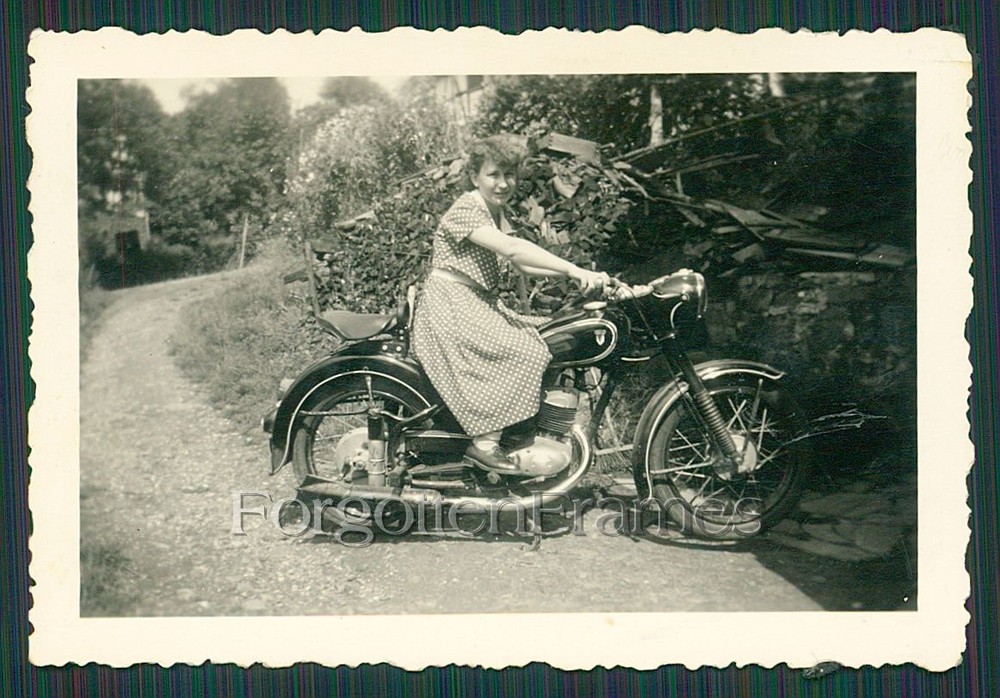 Photo beautiful woman posing on motorcycle DKW vintage woman on motorcycle photo