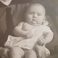 Photo Antique, c.1920 Pretty Young Mother with Child, Baby, Nude Egg, Cardboard, Excellent