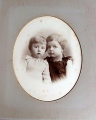 Excellent 19th Century Portrait Photograph «Children» Oval 35x27cm