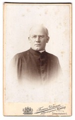 Photograph Franz Werner, Munich, Schwanthalerstr. 1, Portrait Pastor in Talar