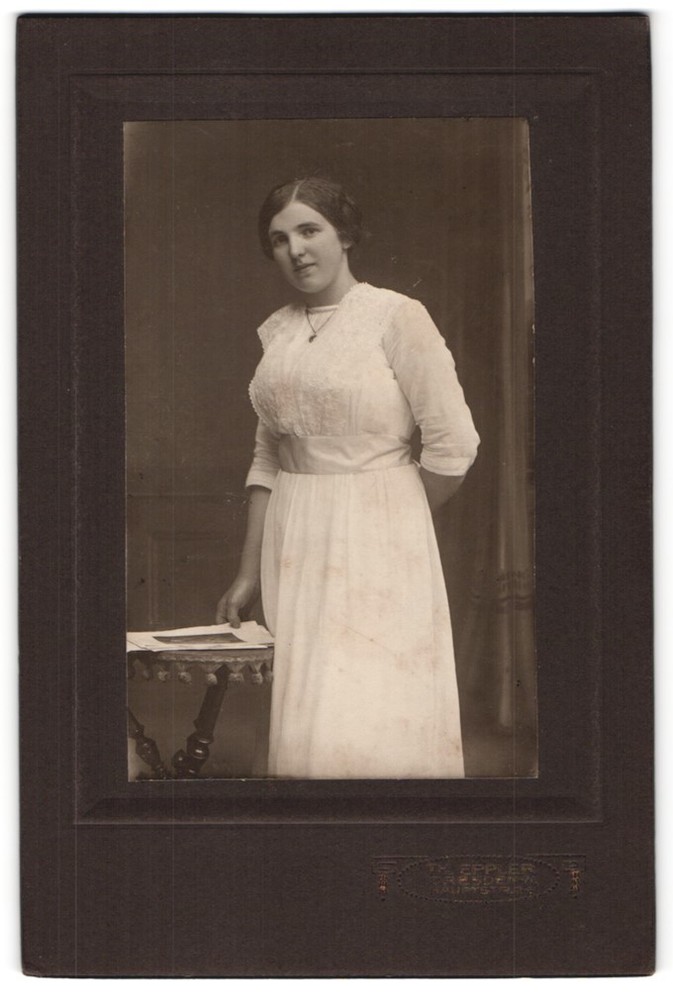 Photograph Th. Eppler, Dresden, Hauptstraße 24, woman in elegant dress