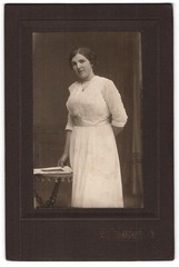 Photograph Th. Eppler, Dresden, Hauptstraße 24, woman in elegant dress