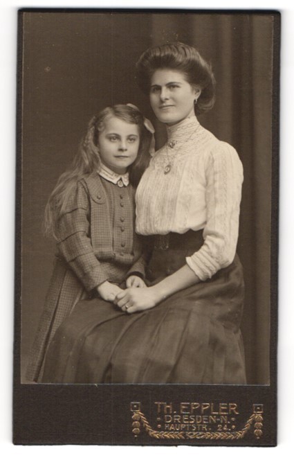 Photograph Th. Eppler, Dresden-N., Hauptstrasse 24, mother and daughter in the Sunday