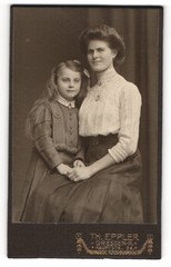 Photograph Th. Eppler, Dresden-N., Hauptstrasse 24, mother and daughter in the Sunday