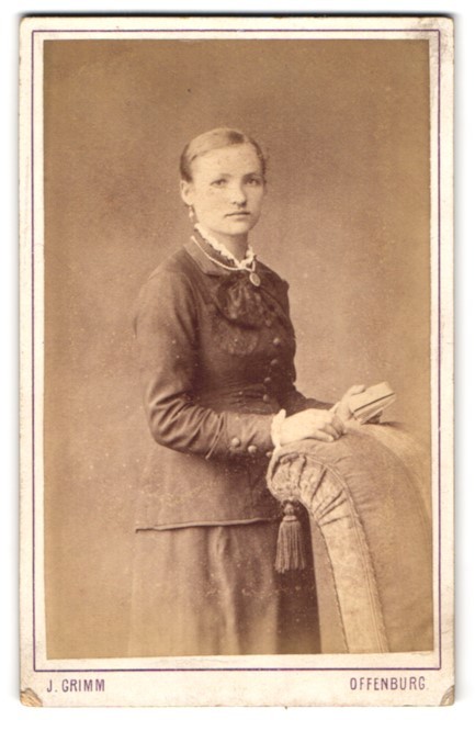 Photograph J. Grimm, Offenburg, portrait of a young woman with book