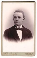 Photograph Ferd. Brandt, Elberfeld, Königstraße 64, portrait of a young man