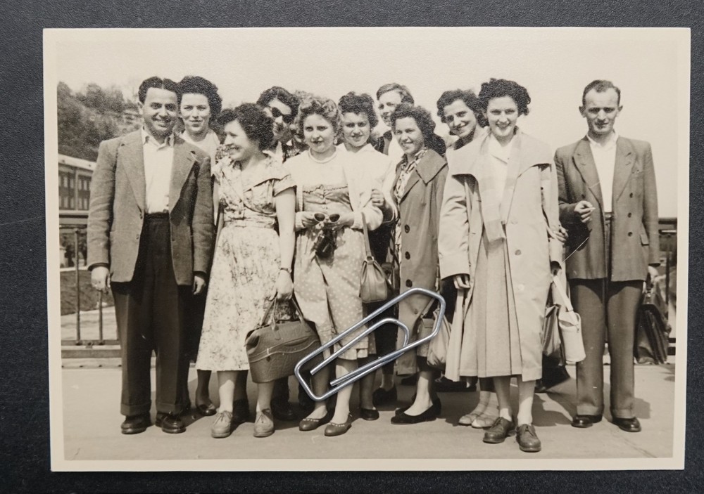 Photo portrait travel group Salzburg 1956 model sunglasses bag woman man picture