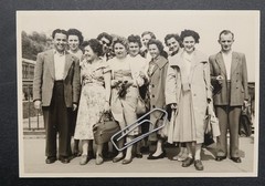 Photo portrait travel group Salzburg 1956 model sunglasses bag woman man picture