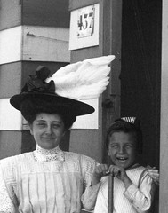 STEREO GLASS NEGATIVE, mother and daughter on beach, strange hat, rare, vintage