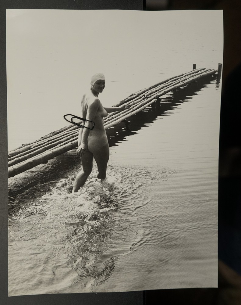 Photo portrait GDR young woman nude picture back view bathing cap model bridge