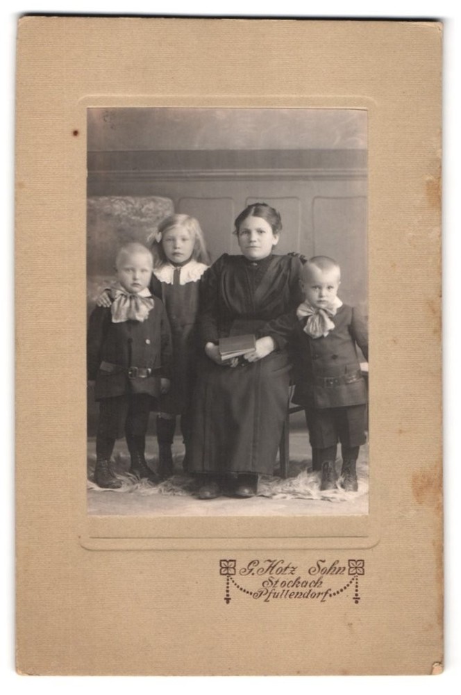 Photograph G. Hotz son, Stockach, portrait little mother with her two children