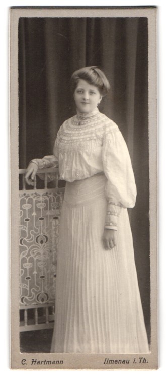 Photograph C. Hartmann, Ilmenau i. Th., portrait young woman Cläre Lauert in white