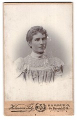 Photography department store Hermann Tietz, Hamburg, size Burstah 12-14, young lady in h