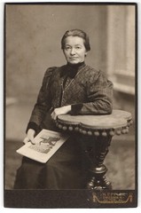 Photograph H. Eppler, Dresden, Hauptstr. 24, Portrait of a Lady with Magazine