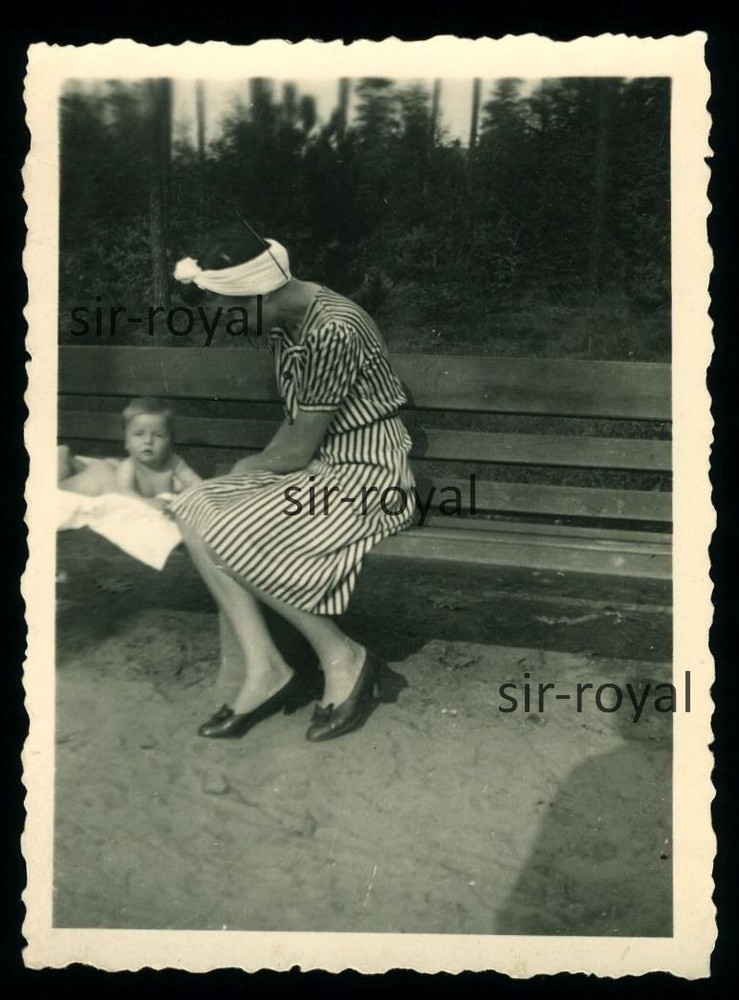 Modische Frau mit Bandana Kopftuch und Baby auf Parkbank – 1930er – Foto 6x8cm