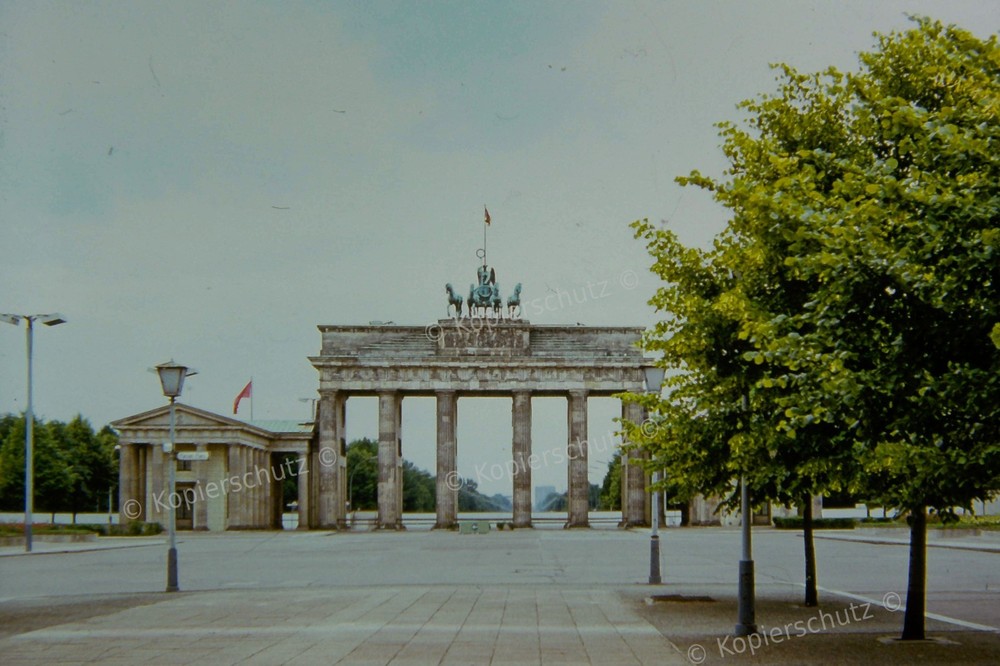 1 Photo 13x18cm GDR East Berlin Brandenburg Gate with Wall approx. 1981
