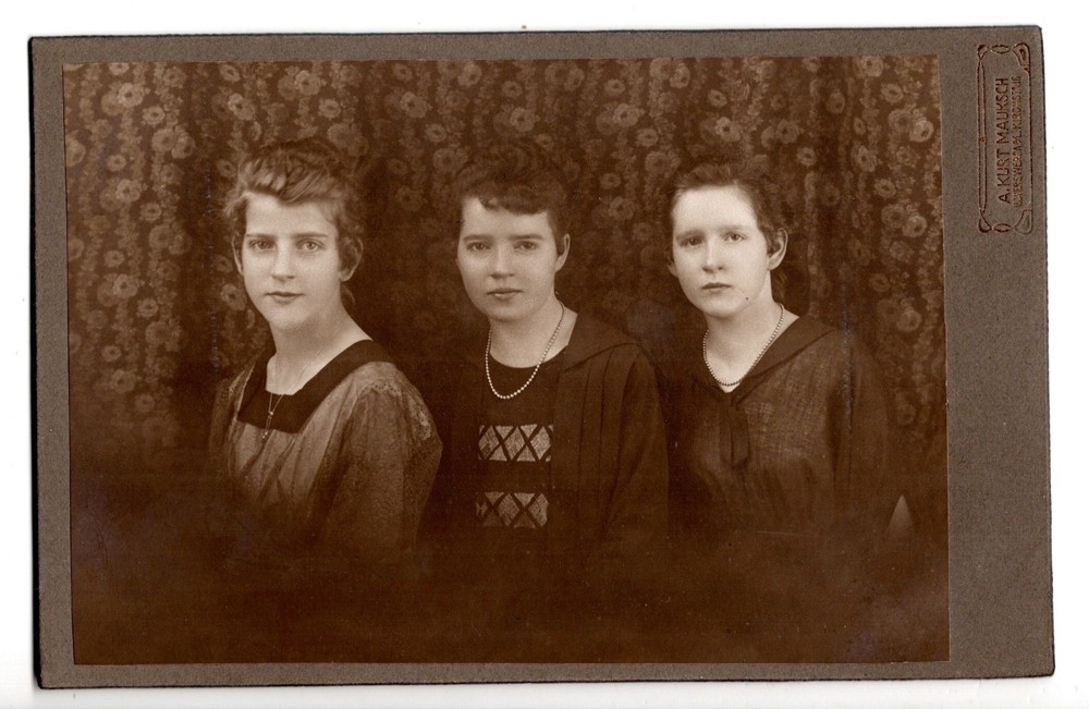 Cabinet Photo 3 Young Women Atelier A. Künzel Naumburg (65)