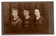 Cabinet Photo 3 Young Women Atelier A. Künzel Naumburg (65)