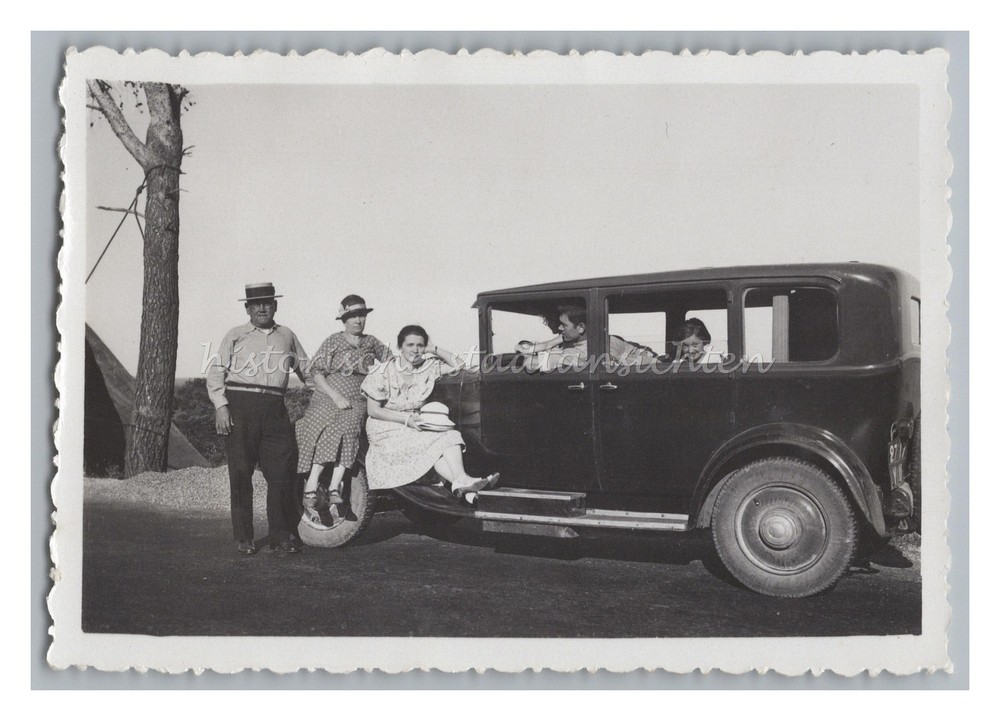 Familie posiert neben Auto 1934 – Reise Freizeit – Altes Foto 1930er