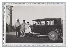 Familie posiert neben Auto 1934 – Reise Freizeit – Altes Foto 1930er