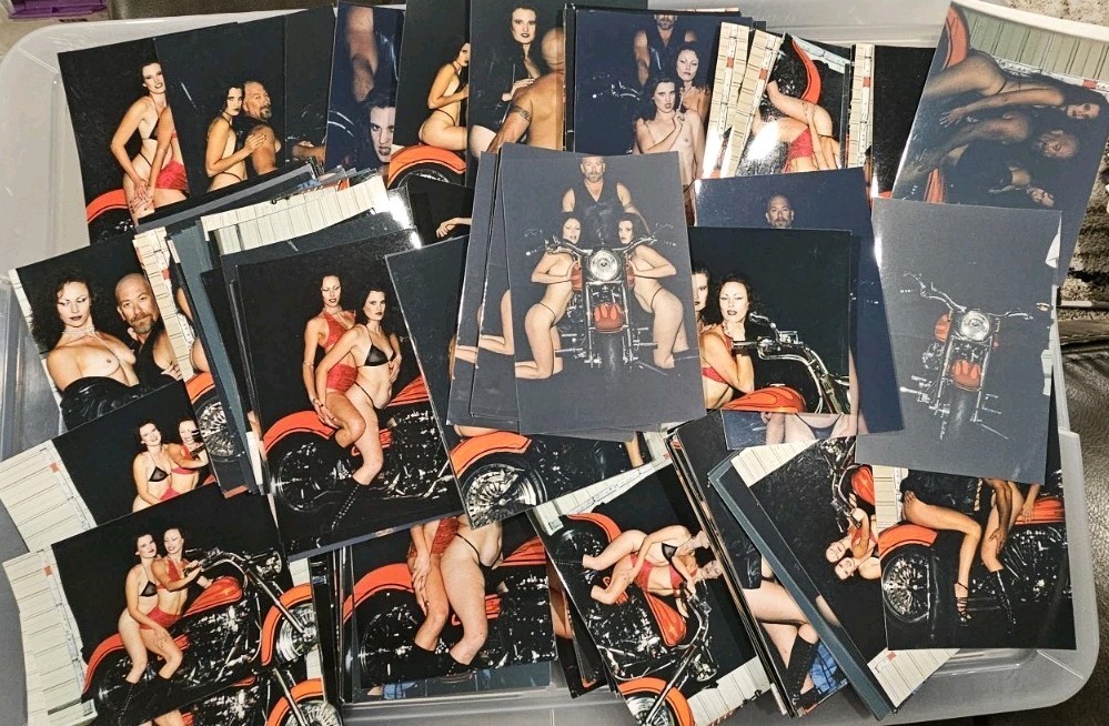 2000 – Lot Photographs 171 4×6″ 3 Adults Biker Sexy Bikini Leather Heels Tattoos