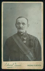CDV Photo Soldier Medal 1871 – EDUARD ZINNER ATELIER CHODAU ELBOW Sudetenland